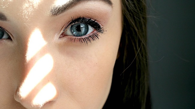 خطرات لنزهای رنگی جعلی سولوتیکا