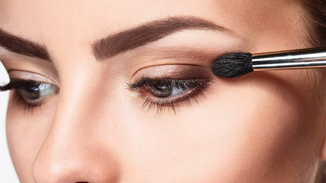 ترفندهای آرایش کردن با لنز طوسی